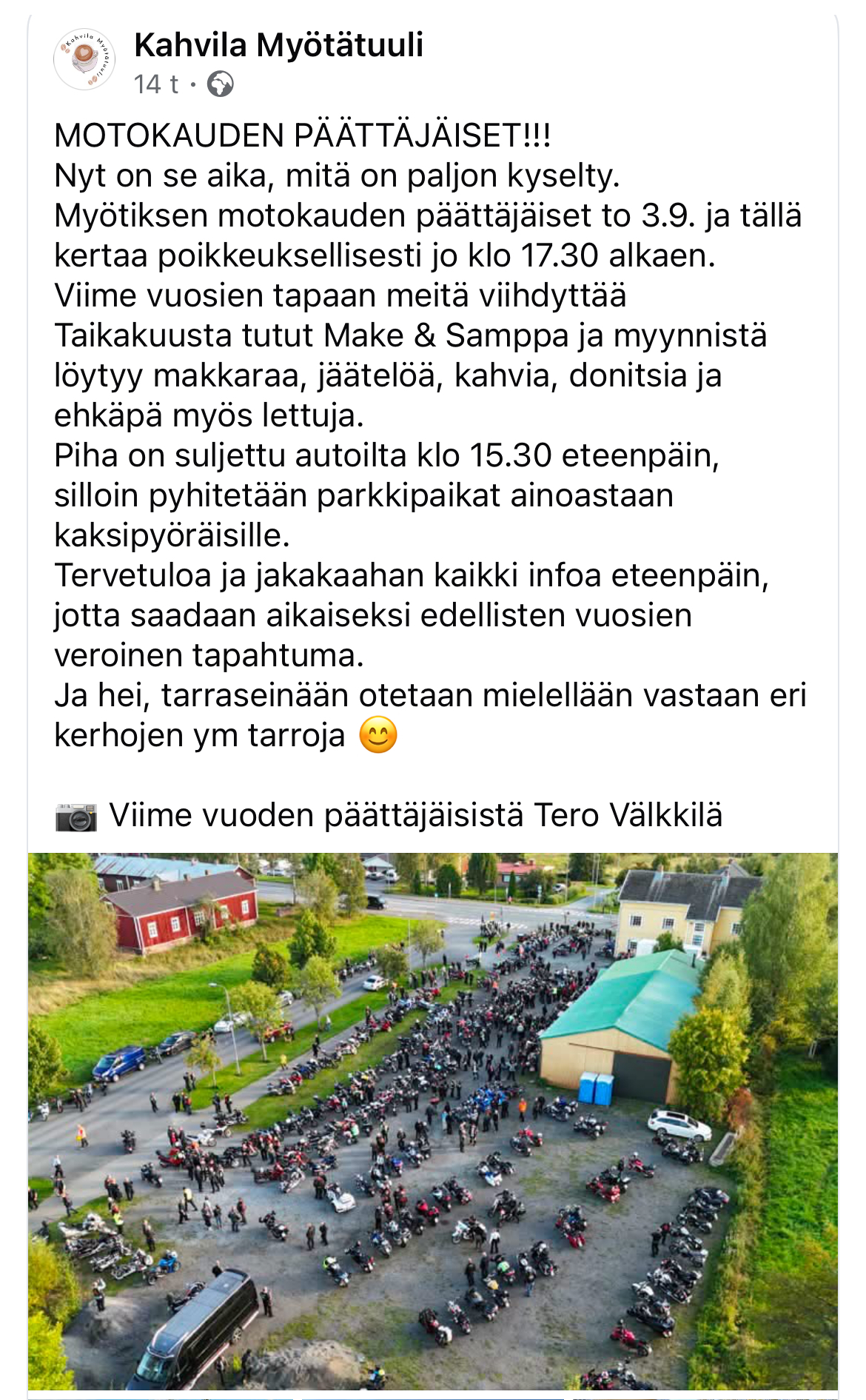 Kuvassa teksti kahvilasta ja suuri moottoripyöräjoukko pihalla, taustalla rakennuksia ja vihreää ympäristöä.
Myötätuuli. Motoristi-ilta. Motoristikauden päätös.
